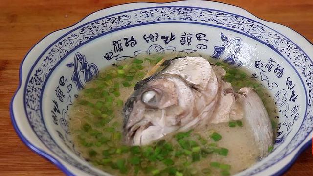 炖鱼头汤的家常做法，炖鱼头汤的家常做法大全（汤汁奶白一点也不腥）