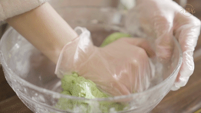 怎样自制手工米粉皮，家庭自制米粉皮的做法（宝石绿外皮原来这样做）