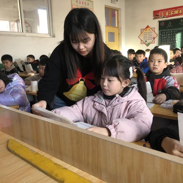 游山恋歌词表达什么意思，《游山恋》这首歌表达的什么思想感情（他的伯乐是一名22岁刚就业的特岗教师）