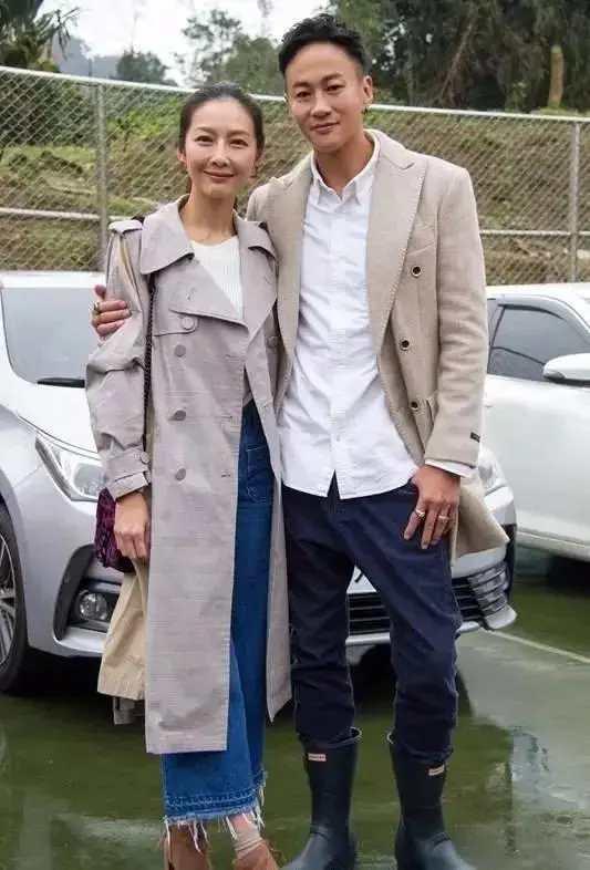 何润东妻子林静仪简历,何润东妻子(37岁娇妻穿短靴只矮半头)