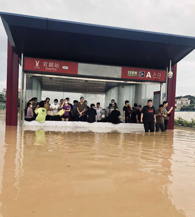 汽车被水淹了怎么办，下暴雨汽车被水淹了怎么办（车辆若不幸被水泡了）