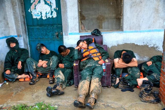 致敬抗疫英雄短句，致敬抗疫英雄短句子（致敬所有中国军人）