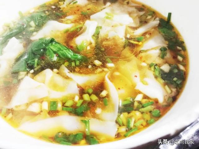 牛肉抄手馅加什么配菜比较好，牛肉馅用什么配菜好（早餐吃一碗热腾腾的牛肉馄饨或泡椒牛肉丝面）