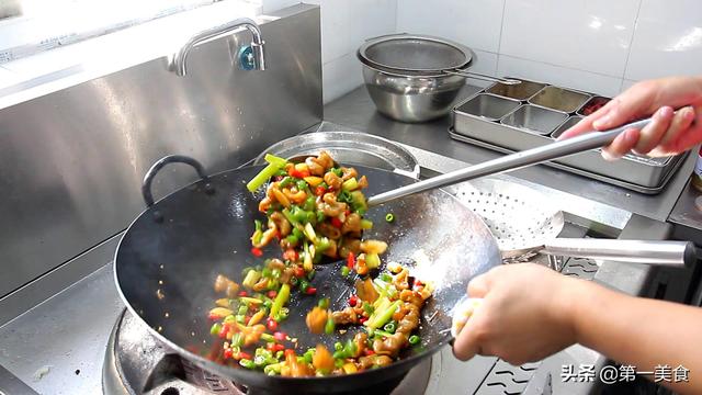 干锅肥肠，干锅肥肠的做法 视频（厨师长教你做“干锅肥肠”）