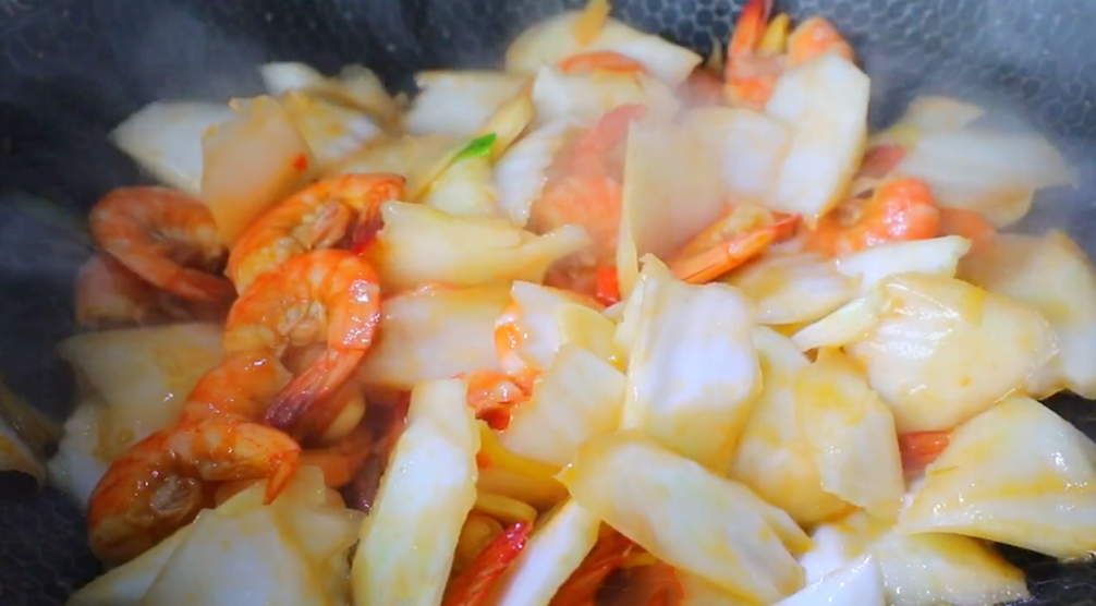图片[4]-【大虾炖白菜】做法步骤图 营养又解馋 上桌连汤汁都不剩-起舞食谱网
