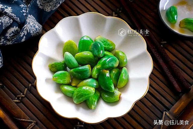 腌腊八蒜的正确方法盐比例，只要2天就能腌出漂亮翡翠色