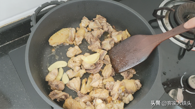 菠萝鸡块家常做法简单，半只鸡加1块菠萝