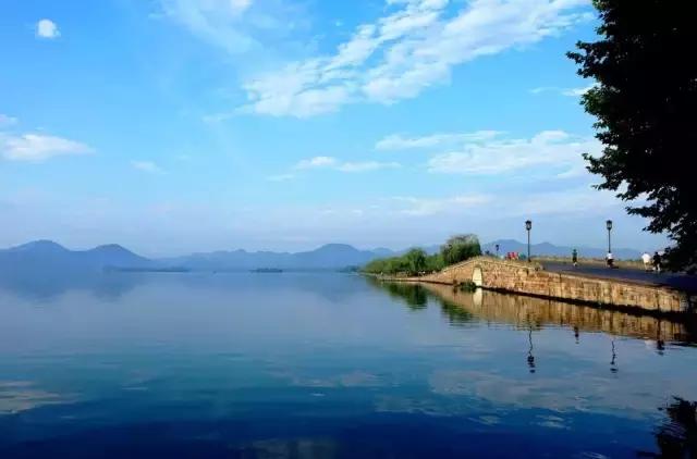 山外青山楼外楼的下一句，春风又绿江南岸的下一句（名师解读丨林升《题临安邸》）