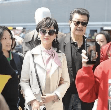 赞美阿姨不显老的句子，赞美中年女人容颜不老的句子（65岁依旧肌肤白皙嫩滑没有赘肉）