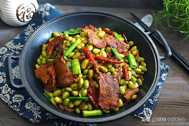 隔山肉焖毛豆的做法，毛豆排骨焖饭（这菜再贵也要常给孩子吃）