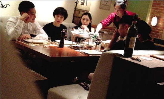 张艾嘉儿子王令尘庆生，与超模游天翼相拥秀恩爱，热恋四年很甜蜜