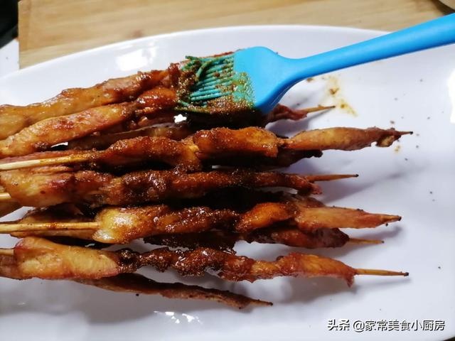 炸鸡肉串串香的做法，街边小吃炸鸡肉串的做法