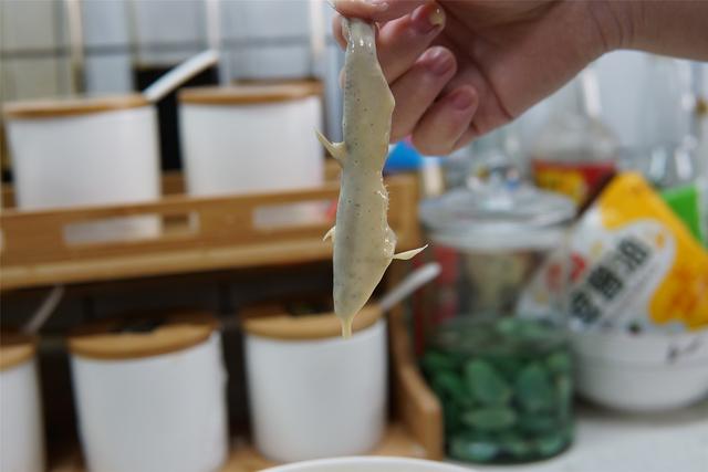 油煎小鱼的做法，油煎小鱼的做法步骤（记住挂糊的方法）