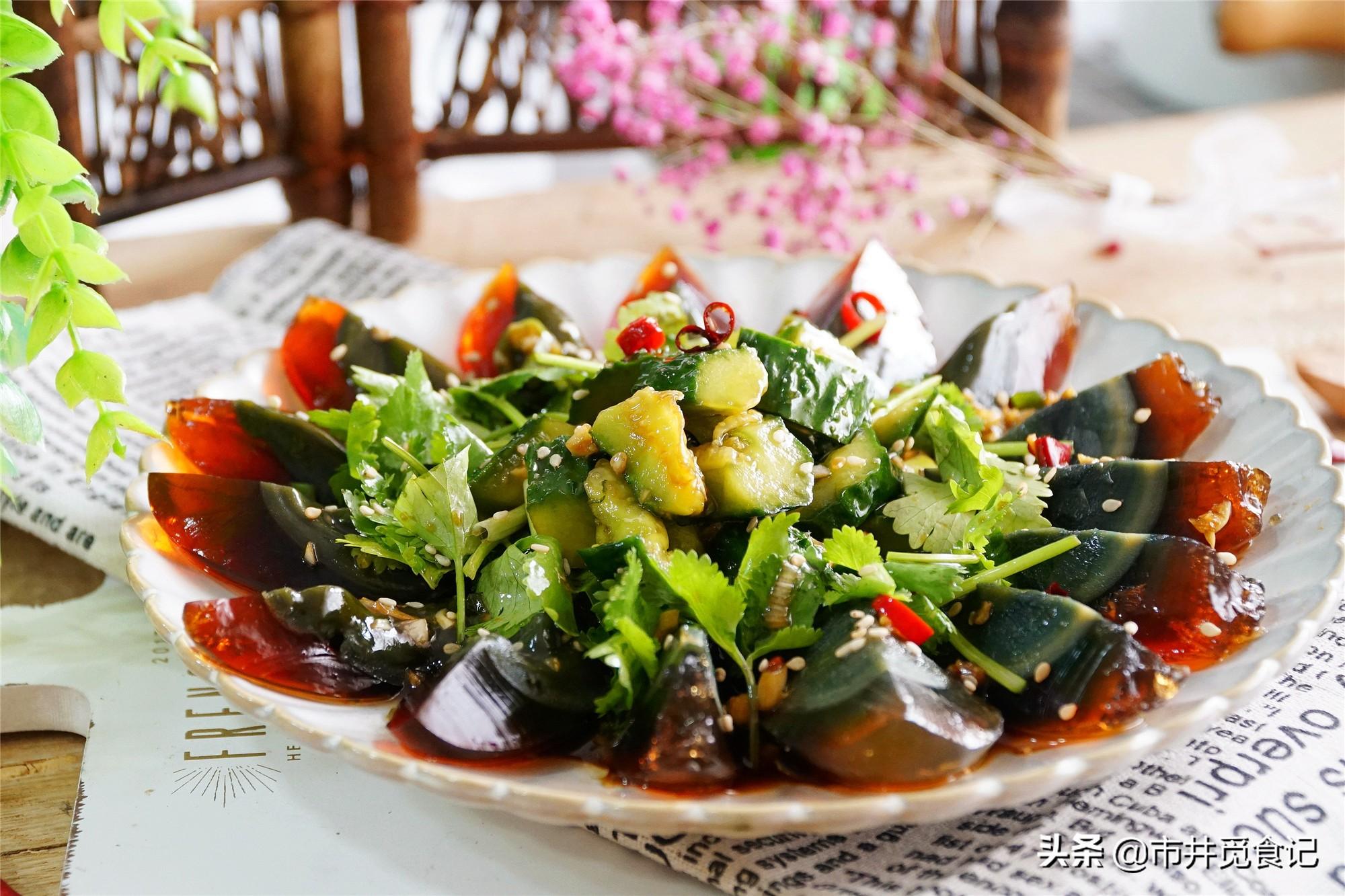 怎样做美味的凉拌松花蛋豆腐干黄瓜，豆腐和松花蛋凉拌菜怎么做（秋天最爱这道凉拌菜）