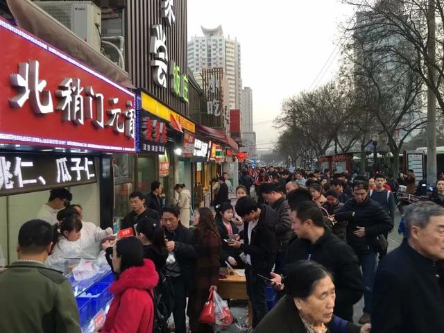 三人同日来喜见百花开打一个字，“三人同日来（年味最后一关——元宵）