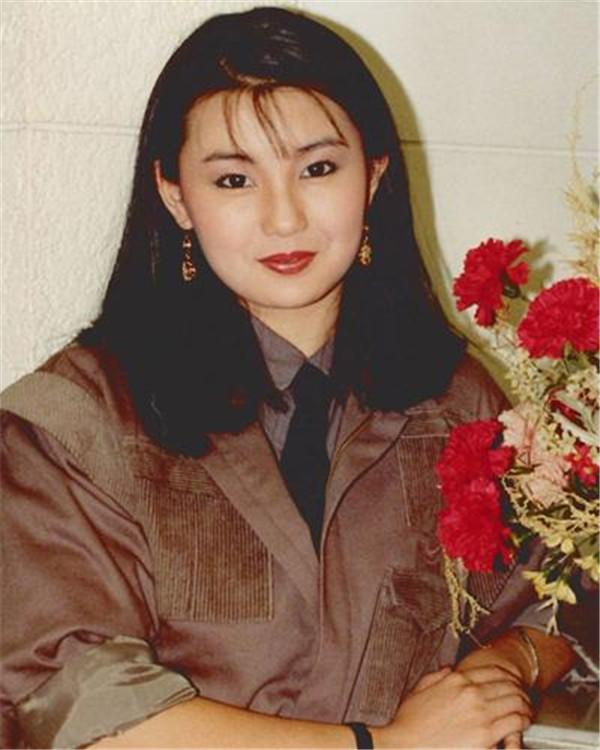 从1986年她在《玫瑰的故事》中开始崭露头角,之后张曼玉很幸运的碰上