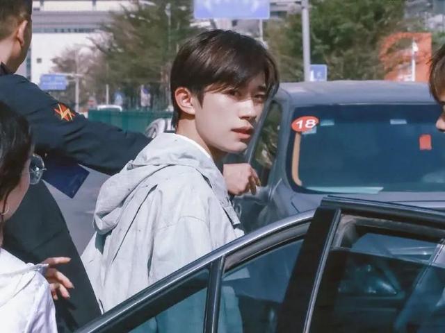 易烊千玺的星座，易烊千玺星座头像微信（收集近期绝绝子的易烊千玺头像）