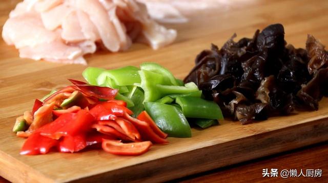 木耳炒鸡的做法怎么样做最好吃，木耳炒鸡的做法怎么样做最好吃窍门（不会做饭的人也能学会）