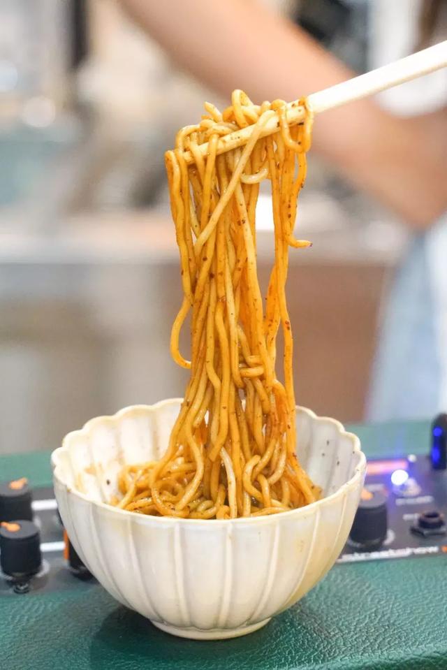 鱼蛋面里面的鱼蛋是什么，鱼蛋是什么样子的（鱼蛋和车仔面简直就是标配）