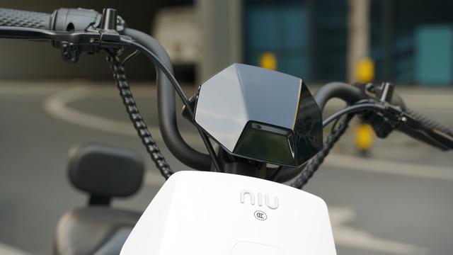 摇摆二轮滑板怎么玩，两轮滑板怎么玩（两千元档也能拥有全能选手）