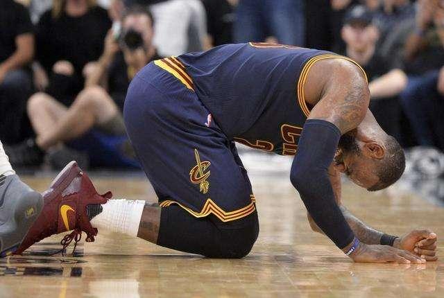 运动鞋带的系法，运动鞋如何系鞋带（防止崴脚！你得这么练！）