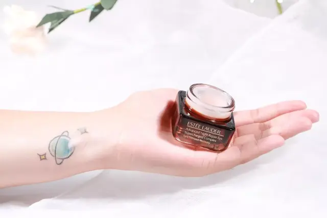 雅诗兰黛眼霜好用吗，雅诗兰黛红石榴球型眼霜好用吗（雅诗兰黛新款抗蓝光眼霜真这么厉害）