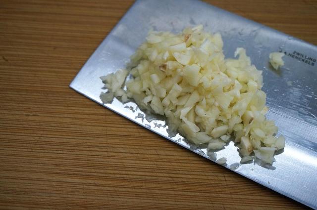 炒腊肠的家常做法，炒腊肠怎么做好吃又嫩（酒店大厨这样炒腊肠）