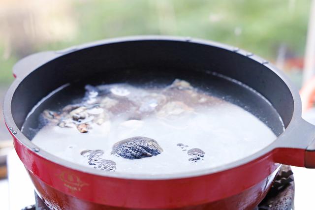 乌鸡汤怎么炖最有营养，乌鸡汤怎么炖最有营养又不上火（乌鸡汤怎么炖才好喝不油腻又营养）