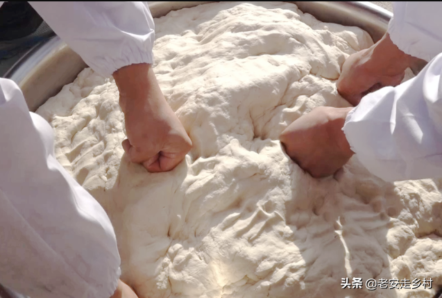 如何制作纯手工挂面，怎样制作手工挂面（实拍三阳手工挂面的制作过程）