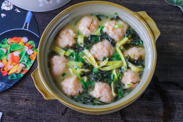 宝宝辅食虾丸子汤做法，不吃肉也要吃这丸子汤