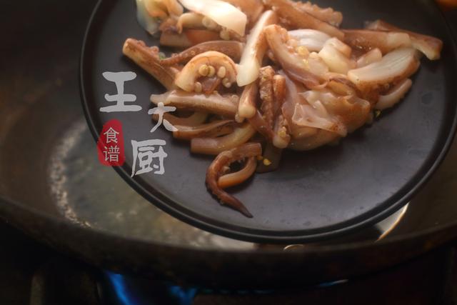 炒魷魚片魚片的家常做法,爆炒魷魚片怎麼做(洋蔥爆炒魷魚的正確做法)