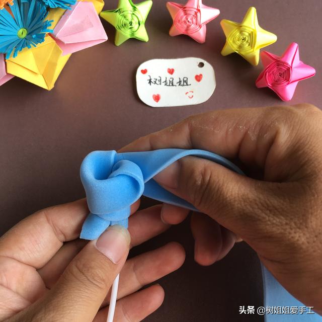 纸玫瑰花教程一步一步图解，用纸折玫瑰花的步骤图（简单又经典的手折玫瑰花折法图解）
