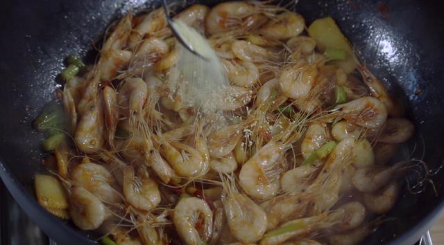 油爆虾怎么做好吃,怎样做油爆虾才好吃(这样做油爆虾在家也能做出大厨的味道) 油爆虾怎么做好吃,怎样做油爆虾才好吃(这样做油爆虾在家也能做出大厨的味道)