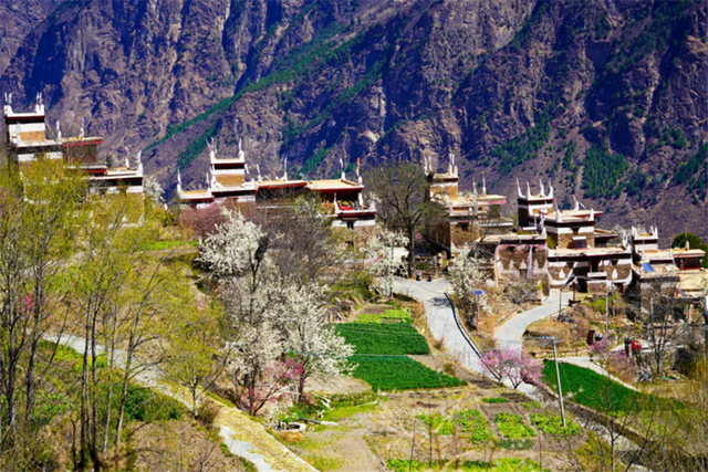 迥巴藏戏，迥巴藏戏 郎杰次仁事迹材料（遇见古碉·藏寨·美人谷）