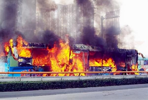 罗京追悼会全部过程，在罗京葬礼上哭到昏厥的妻子