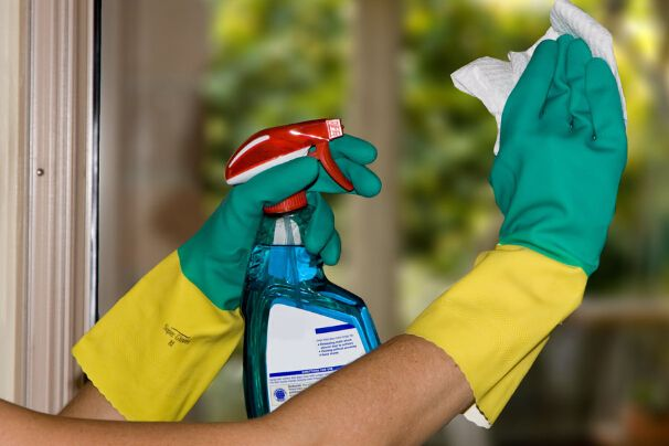 玻璃怎么擦才干净，怎样擦出来的玻璃又干净不落灰尘（在水里兑点“盐”）