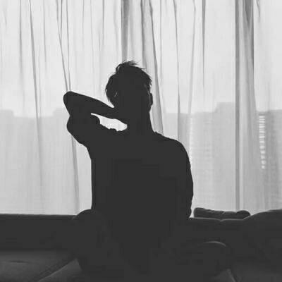 qq头像男生背影，男生背影头像（生疏孤独的男生背影微信头像）