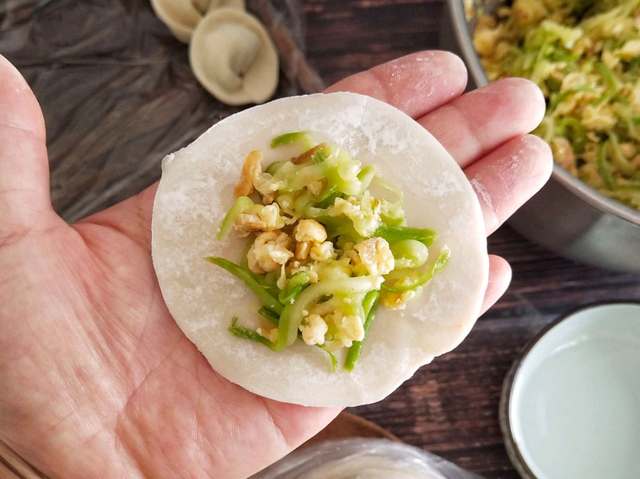 角瓜馅饺子的家常做法，角瓜包饺子馅儿的做法大全（?西葫芦馅的素饺子）