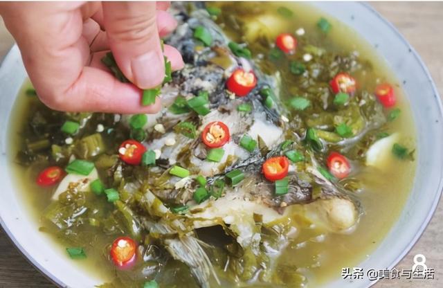鱼头酸汤怎么做，鱼头酸辣汤的做法（这样做的酸菜鱼头汤）