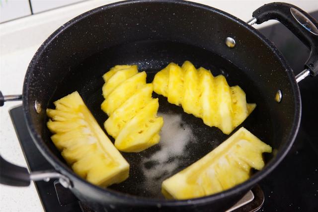 菠萝怎么吃，菠萝怎么吃不涩舌头（用盐水泡可不行）