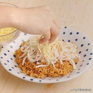 芝士火鸡面的做法，芝士火鸡面怎么做（蟹棒芝士火鸡面）