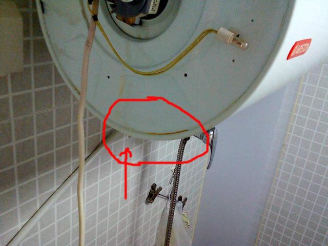 热水器出水口漏水怎么办，热水器漏水应该怎么办（热水器安全阀滴水）