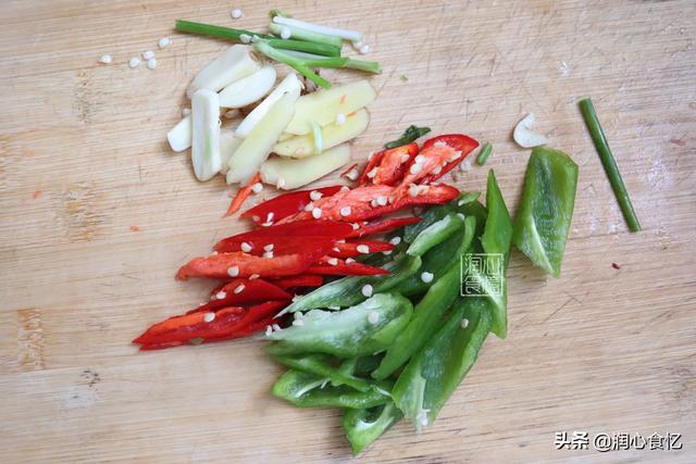 鱿鱼属于鱼类吗，鱿鱼不属于鱼类属于什么类（脆嫩爽口不弹牙）