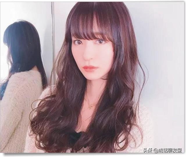 抬头纹多适合什么发型，抬头纹多适合什么发型男（适合长脸的十款减龄发型）