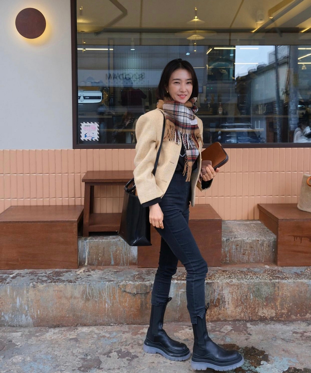 女士马丁靴配裤子，女士马丁靴配裤子图片（“马丁靴+小脚裤”=冬季最显瘦CP）