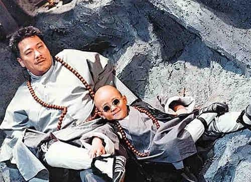 31岁郝劭文胆太大！手缠1米大蛇也不怕，网友：没有去送达叔吗