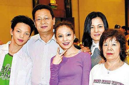 被亲妈卷走上亿存款，被闺蜜背后“插刀”，曾经的张韶涵有多惨？