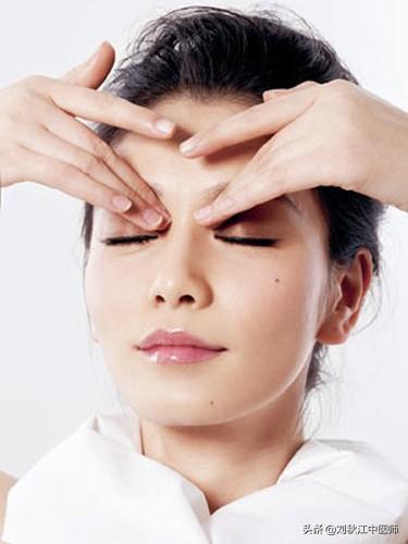 眼圈发黑是什么原因引起的，女人眼圈发黑是什么原因引起的（都是这3个“祸水”惹得）