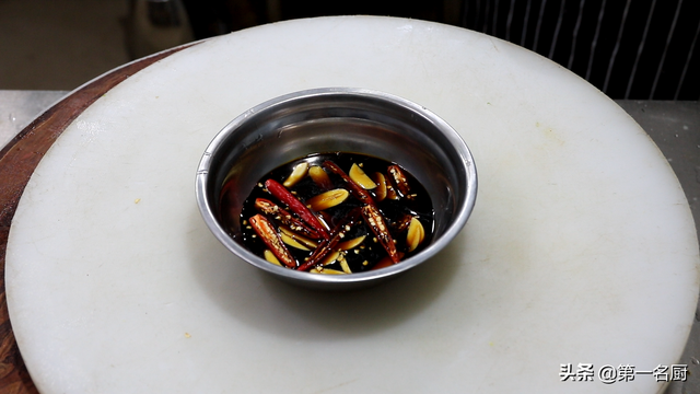 蒜苗怎么腌制才好吃，蒜苗的腌制方法（大厨教你酱汁腌蒜苔的家常做法）