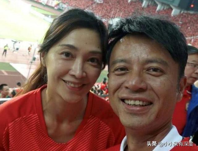 李克勤 - 再见演奏厅歌词是什么，李克勤红日原唱（李克勤老婆不仅低调）